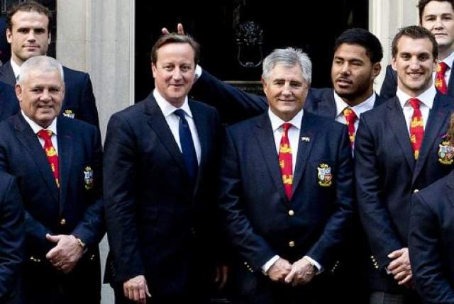 Регбист Ману Туйлаки приделал "рожки" британскому премьеру Дэвиду Кэмерону. Потом, правда извинился.