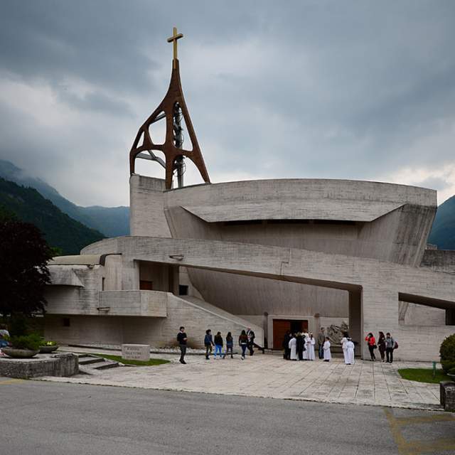 На месте уничтоженных населенных пунктов вновь появились деревни и новая мемориальная церковь, построенная по проекту архитектора Джованни Микелуччи. 