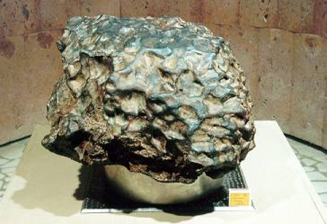 Сначала были найдены мелкие металлические обломки, и только год спустя на глубине 12 метров был найден самый крупный обломок весом 315 кг. Сейчас метеорит (0.5 х 0.4 х 0.25 метра) находится в Музее археологии и этнографии Уфимского научного центра Российской академии наук. На фото: тот самый осколок весом 315 кг