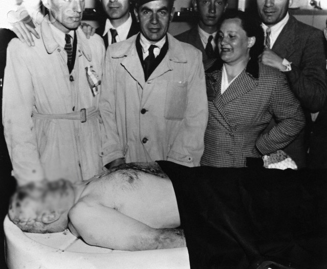 На Пасху 1946 года тело Муссолини было эксгумировано и похищено тремя неофашистами под руководством Доменико Леччизи. Тело было найдено в августе того же года, однако оставалось непогребенным в течение 10 лет из-за отсутствия политического консенсуса.