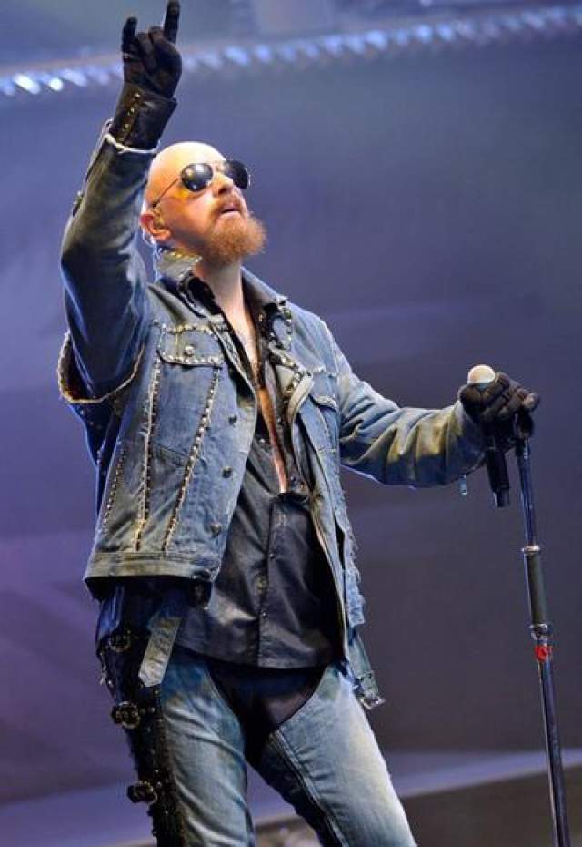 В 1998 году неожиданными каминг-аутами прославились сразу два музыканта. Сначала в интервью каналу MTV публично признался в своей ориентации Роб Хэлфорд, вокалист британский хеви-метал-группы Judas Priest. 