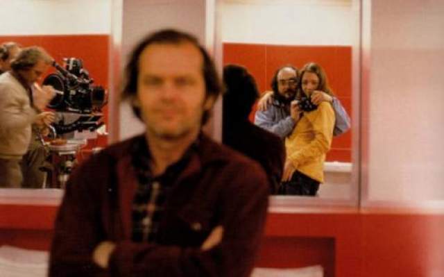 Джек Николсон подумал, что это его фотографируют, но Стенли Кубрик снимал зеркальное селфи с дочерью. 