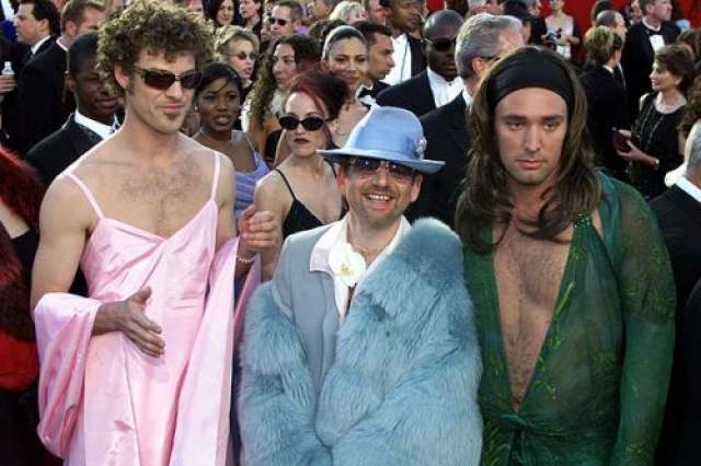 Создатели легендарного сериала "Южный парк" Трей Паркер и Мэтт Стоун стали главными героями "Оскара-2000". На красной ковровой дорожке молодые люди появились в женских платьях. Трей выбрал имитацию зеленого платья Versace, в котором в 1999 году пришла на "Оскар" Дженнифер Лопес, а Мэтт- розовое, в котором в тоже году была Гвинет Пэлтроу. Впрочем, пародия вызвала неодобрительную реакцию общественности, так как позже выяснилось, что молодые люди были под воздействием ЛСД во время церемонии. 