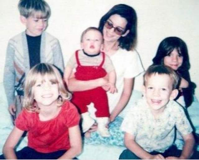 В 1981-м году Сьерра-Неваде, штат Калифорния, Сью Шарп и пятеро ее детей в течение двух месяцев арендовали небольшой домик на популярном курорте Кедди. На фото: Сью Шарп и ее дети