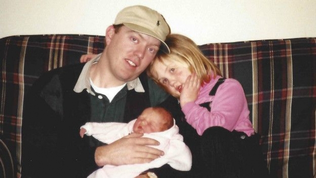 Патрик Хардисон в 2001 году получил серьезные ожоги, попытавшись спасти женщину из горящего трейлера. После инцидента пожарный почти утратил зрение, а его лицо потеряло все характерные черты.  На фото: Патрик Хардисон с дочерьми в 1999 году