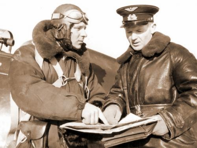 В первый день войны, 22 июня, сразу несколько летчиков совершили тараны. Среди них - младший лейтенант Дмитрий Кокорев, который в районе Замбро протаранил «Мессершмитт» и остался жив. На фото: младший лейтенант Дмитрий Кокорев (слева)