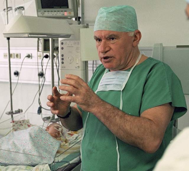 Особой заслугой Лео Антоновича является выполнение первых в СССР операций полностью имплантируемых искусственных желудочков сердца.