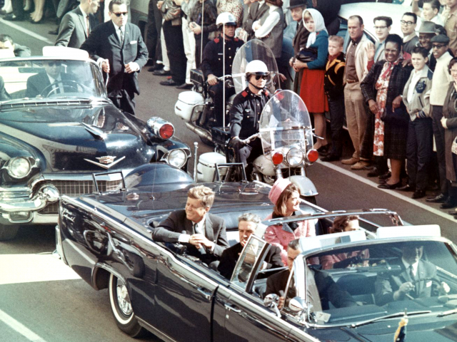 Джон Кеннеди  35-й президент США Джон Кеннеди был убит 22 ноября 1963 года в городе Даллас (штат Техас); во время следования президентского кортежа по улицам города послышались выстрелы. 