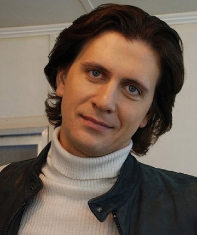 Алексей Завьялов (36 лет) . Театральный актер и главный герой из сериала "Ментовские войны".