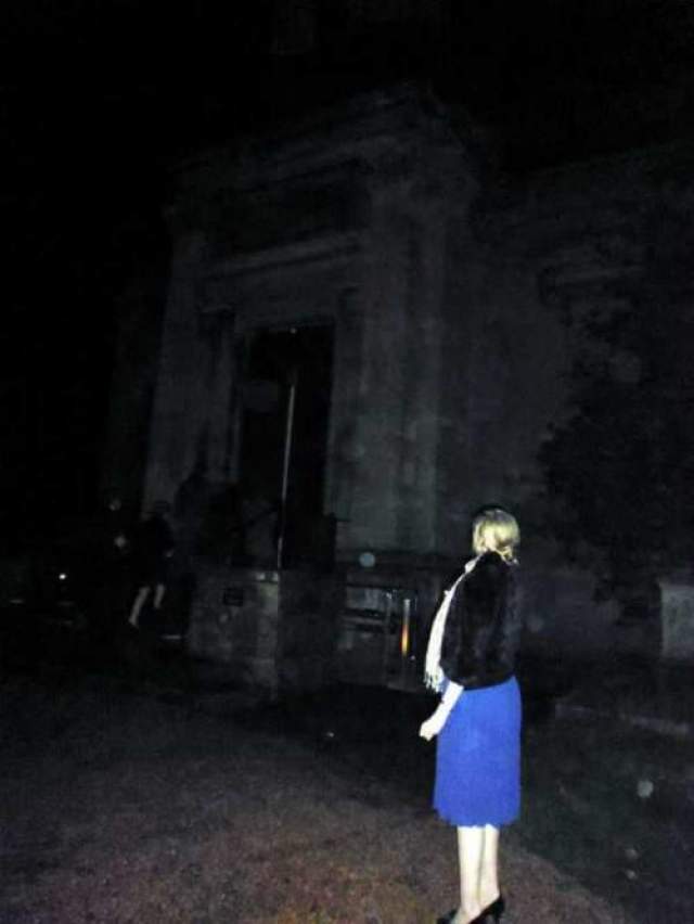 Призрак в виде скелета  Супруги из города Бристоль, Великобритания, утверждают, что в один из вечеров они собирались посетить часовню на кладбище, но задержались на улице, чтобы сделать несколько снимков на память. Мария остановилась и Оливер сфотографировал ее. 