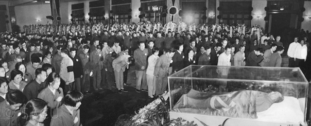 На похороны "Великого кормчего" пришло более миллиона человек. Тело покойного подверглось бальзамированию по разработанной китайскими учеными методике и выставлено для обозрения год спустя после смерти в мавзолее, сооруженном на площади Тяньаньмэнь по распоряжению Хуа Гуофэна.