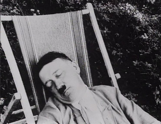 Современники рассказывали, что Гитлер любит подольше поспать и раньше 11 утра обычно не вставал. При этом он засыпал лишь в 4 утра, поэтому частенько у него были красные глаза и ранние симптомы болезни Паркинсона.