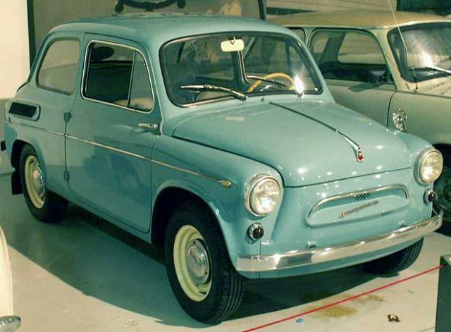 22 ноября 1960 г. первая партия новеньких машин, получивших серийное название "ЗАЗ-965" , а в народе известные как “Запорожец”, отправилась к счастливым покупателям.