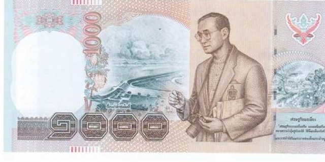 Рама IX. Король Таиланда увлекается фотографией, даже на денежных купюрах его портрет печатают с фотоаппаратом в руках.