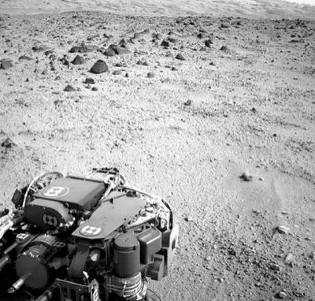 Марсианский день номер 329, 9 июля 2013 года. На этом снимке виден склон горы Шар, к которой направляется марсоход Curiosity. 