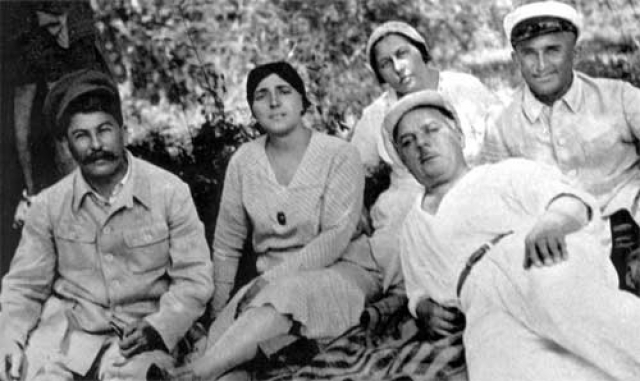 До самоубийства жены Надежды Аллилуевой в 1932 году Сталин обычно выезжал отдыхать в Крым, климат которого так нравился супруге.