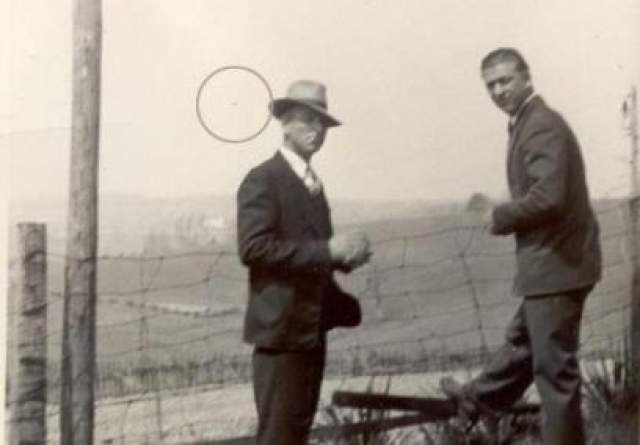 Орган-Кейв, Западная Вирджиния, США, 1939-й год  Фотография найдена в семейном фотоальбоме человеком по имени Крис Миллер из Западной Вирджинии. На снимке изображен дед Миллера со своим братом, а также некий неопознанный объект далеко в небе. 