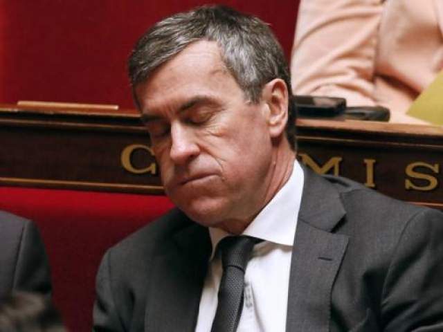 Министр Бюджета Франции Жером Каюзак не проиграл борьбу со сном во время еженедельного заседания правительства в марте 2013 года
