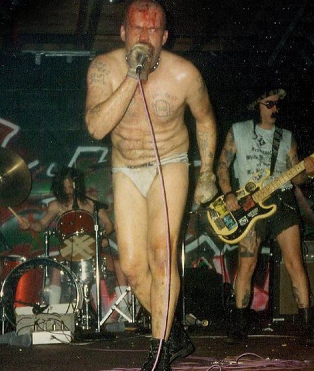 Джи Джи Аллин считался одним из самых скандальных персонажей в рок-музыке. На своих концертах он выступал без одежды, часто избивал зрителей...