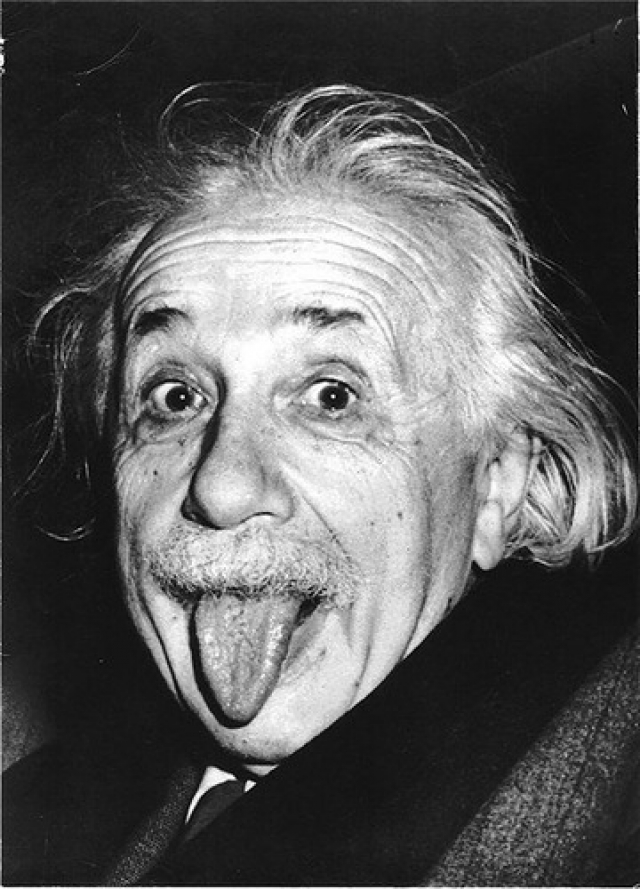 Фотограф Артур Зассе старался убедить уставшего от позирования Эйнштейна улыбнуться, но тот неожиданно показал фотографу язык. В 2009 году оригинальный снимок озорного Эйнштейна был продан с аукциона за 74 тысячи 324 доллара.