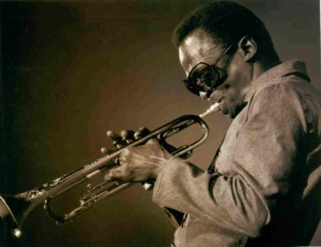 Майлс Дэвис Жертвой СПИДа стал и знаменитый американский джазовый музыкант, трубач и бэнд-лидер, оказавший значительное влияние на развитие джазовой музыки XX века, Майлс Дэвис.