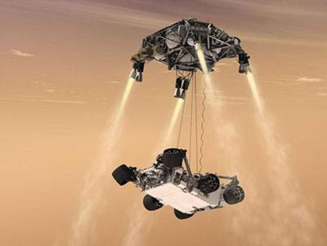 "Небесный кран"- это специальный аппарат с ракетными двигателями. Огромный парашют и двигатели "Небесного крана" замедлили падение до 3 км/час, после этого "небесный кран" опустил марсоход на тросах на поверхность Марса. Curiousity был сразу поставлен точно на колеса, а тросы были автоматически обрезаны. 