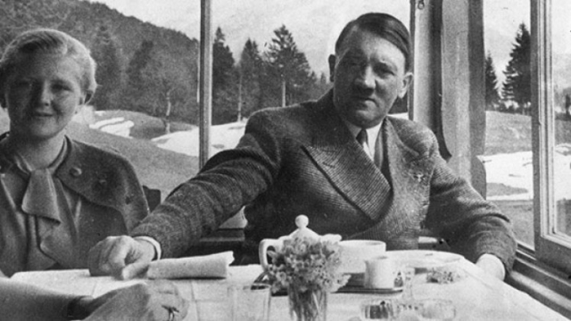 В политике Ева не играла особой роли. Существование постоянной сожительницы фюрера не афишировалось, в сознании немцев он был холостым, и на адрес Гитлера приходило огромное количество писем девушек, мечтавших выйти за него замуж.