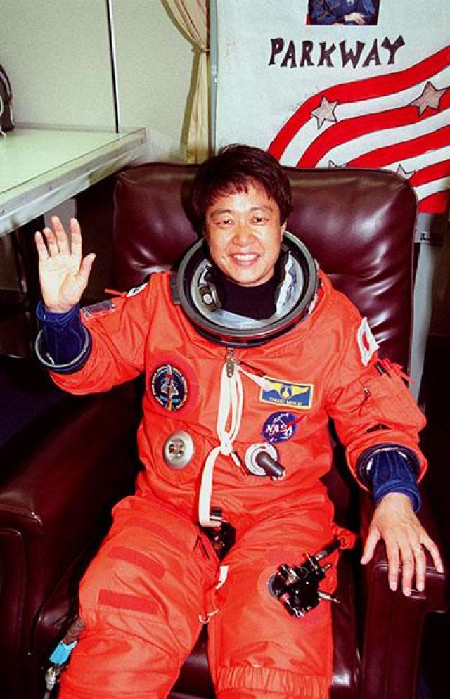 Первая женщина-астронавт Японии - Тиаки Мукаи, 8 июля 1994 года. 