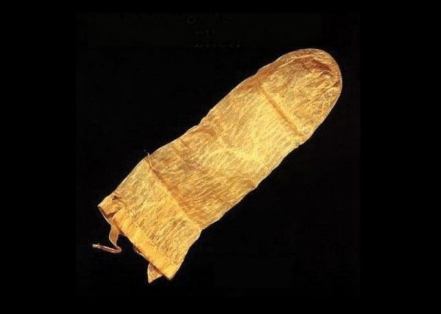 Самый старый презерватив, дошедший до наших дней, найден в Лунде, Швеция и датируется 1640 годом. Первый резиновый презерватив был сделан в 1855 году и выглядел все еще забавно.