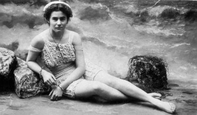 Первая жительница Австралии (имя неизвестно), осмелившаяся надеть открытый купальник, 1900 год 
