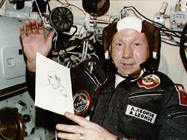 Первый выход космонавта в открытый космос - Алексей Леонов, 18 марта 1965 года. 