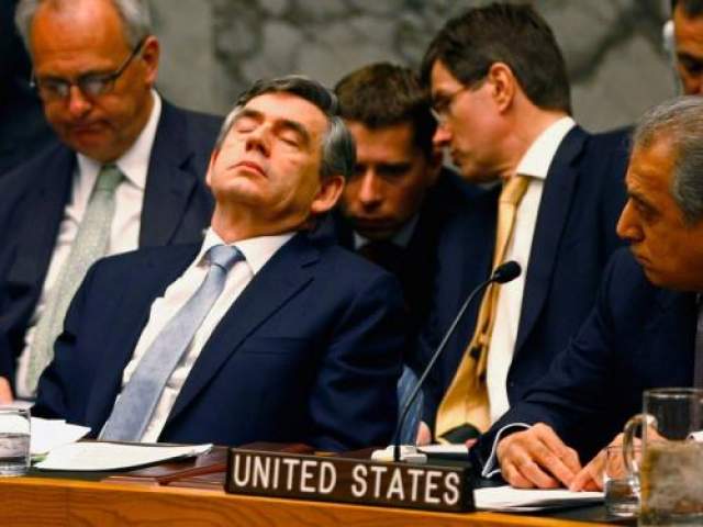 Спящий британский премьер-министр Гордон Браун попал в кадр во время заседания совета безопасности ООН в апреле 2008 года в Нью-Йорке. 