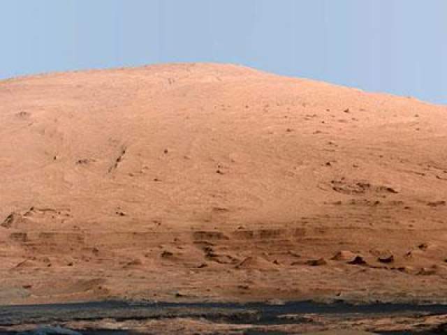 К слову, на Марсе дни измеряют в содах или марсианских сутках, продолжительность которых равна 24 часа 39 минут 35 секунд. Таким образом, продолжительность года на Марсе составляет 669,56 сотов или 684,94 земных суток.  На фото - Главный объект все марсианской миссии - гора Шар, расположенная по центру кратера Гейла