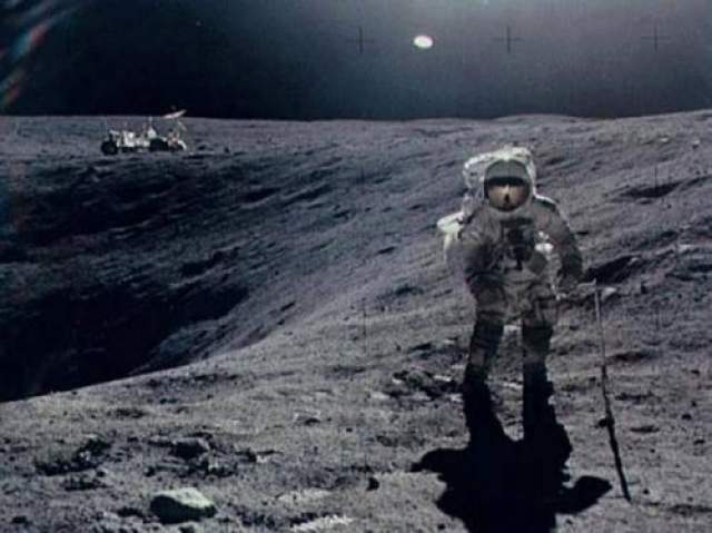 Аполлон 16, 1972 год  Во время пятой высадки американцев на Луну астронавт Чарльз Дьюк собирал образцы с поверхности спутника Земли, когда была сделана эта знаменитая фотография. Чуть справа от центра можно заметить неопознанный летающий объект. Появление НЛО на снимке представители NASA обьяснить не сумели. Возможное объяснение, блик в фотоаппарате.