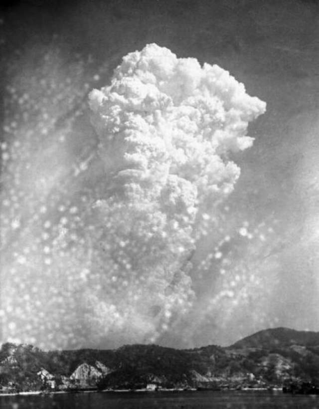 Атомные бомбардировки Хиросимы и Нагасаки - единственные в истории человечества примеры боевого использования ядерного оружия. 
