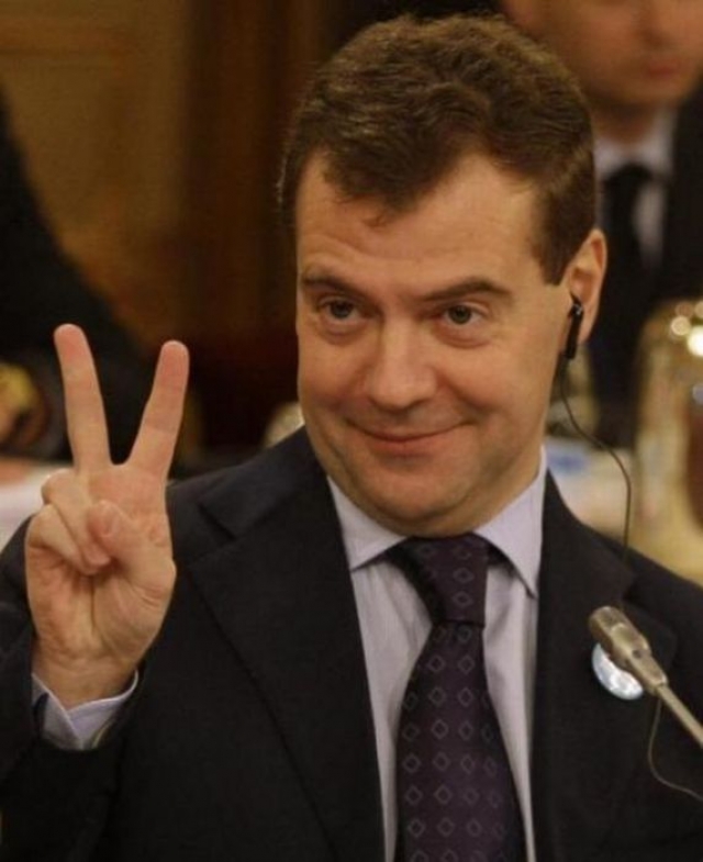 Дмитрий Медведев : "Я занимаюсь очень скучными делами. Я вынужден все время ходить в синих штанах".
