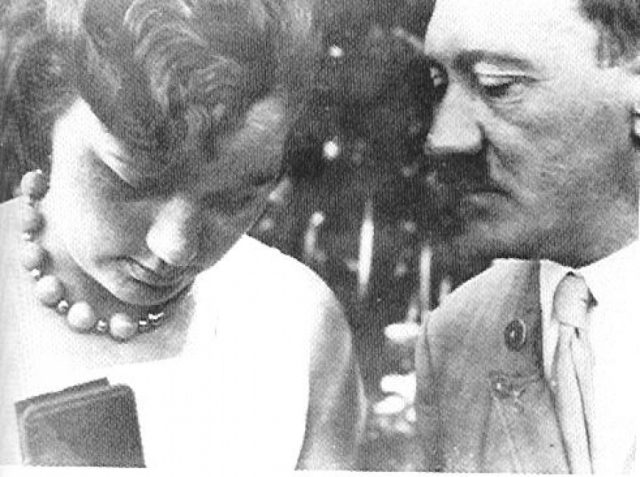 Со своей молодой племянницей Гели Раубаль (дочерью сводной сестры) он впервые увиделся в 1925 году. Ей было 17 лет, фюреру – 36, но разница в возрасте их не смущала.
