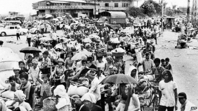 Сразу же после захвата Пномпеня новые власти начали принудительно переселять почти два миллиона жителей столицы в расположенные в сельской местности особые лагеря для “трудового воспитания”.