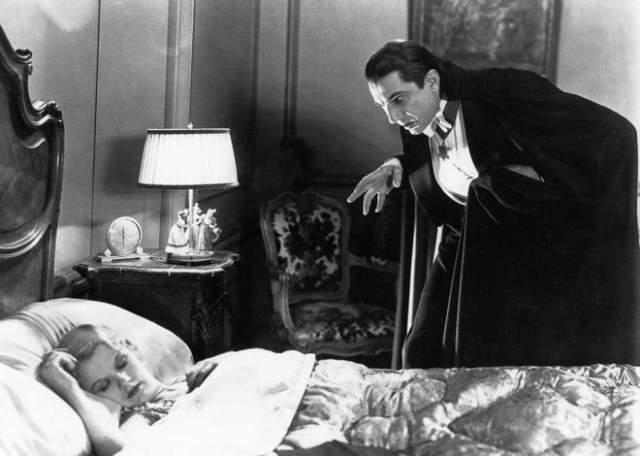 Дракула "Дракула" 1931 года Похожая история с Дракулой - нельзя сказать, что старые фильмы о легендарном вампире сегодня вызывают зрительный страх. Его не угасающая слава и мистический ореол не теряются с десятилетиями по другой причине: как и кровопийцы в целом, Дракула символизирует ужас перед непокоренными мертвецами. 