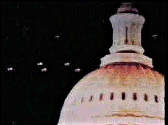 Здание Капитолия, Вашингтон, 1952 год. Речь идет, вероятно, о самом знаменитом снимке НЛО, сделанном на заре урологии в столице США. По свидетельству ряда очевидцев, 19 июля 1952 года таинственные НЛО кружились над Белым Домом, зданием Капитолия и Пентагоном. Обьекты появились также на радарах национального аэропорта и базы ВВС Эндрюс и затем бесследно исчезли. 