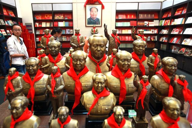 Мао и его идеи до сих пор популярны в Китае. "Великий Кормчий" - стал там коммерческим брендом: ежегодно в КНР продаются десятки миллионов сувениров с его лицом.