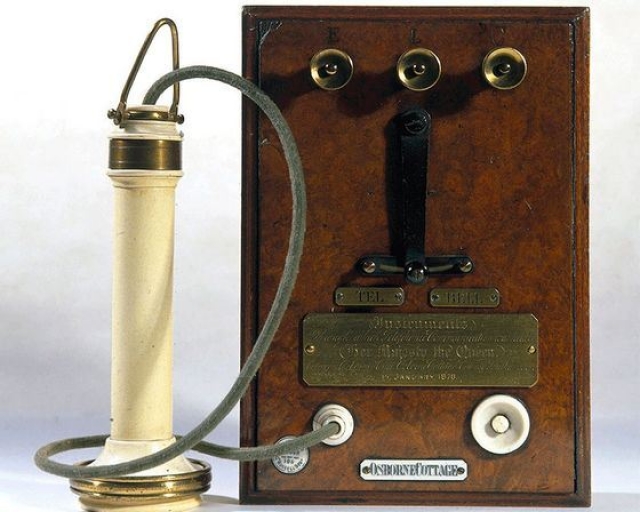 Телефон. Первое устройство, напоминающее телефон, изобрел Шарль Бурсель в 1854 году.