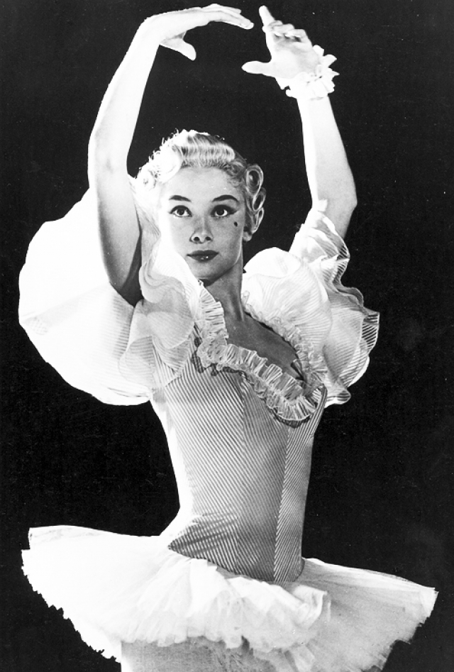 Первая крупная роль актрисы в кино состоялась в 1951 году в фильме "The Secret People", в котором она играла артистку балета. Одри завоевала одобрение критики благодаря своему таланту танцовщицы, продемонстрированном в фильме.