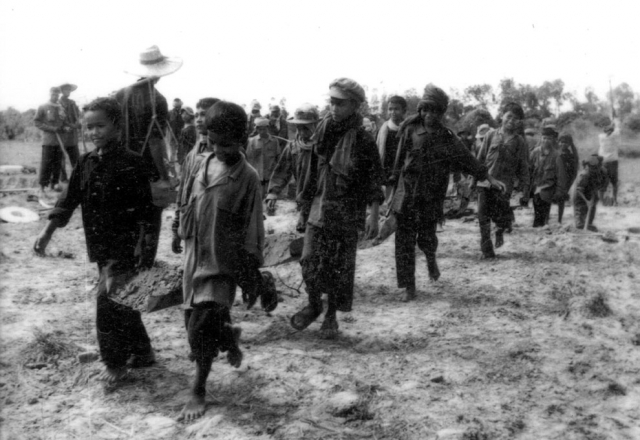 Только на берегах Меконга, когда пномпеньцев переправляли в отдаленные районы страны, погибло около пятисот тысяч человек.