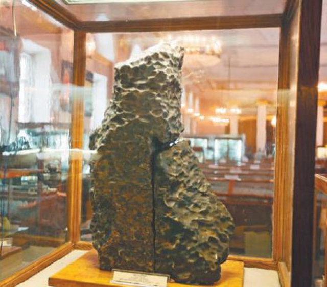 9. Метеорит Богуславка   Метеорит Богуславка упал на Землю в октябре 1916 года. Его обнаружили в 5 километрах от села Богуславка в Приморском крае. Метеорит состоял из двух фрагментов общим весом около 257 килограммов. Сейчас хранится в Москве, в Геологическом музее.