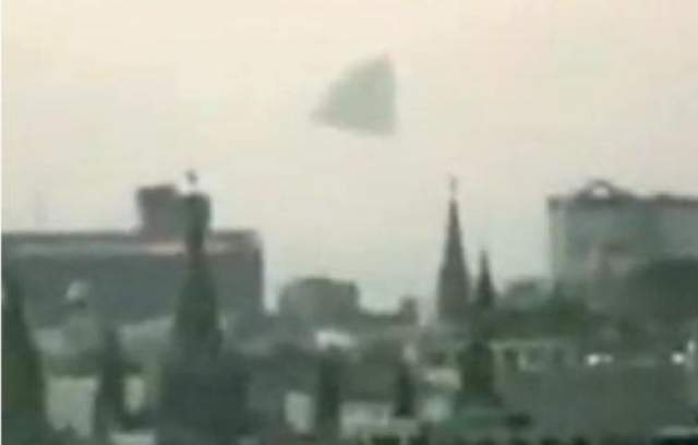 НЛО над Кремлем  Гигантская пирамида, предположительно - неопознанный летающий обьект - в небе над Кремлем, Россия. Досужие языки немедленно предположили, что это был инопланетный космический корабль.