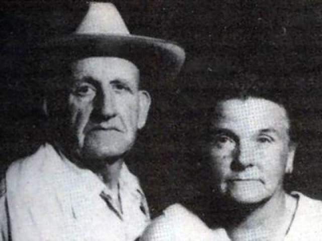 Фей и Рей Копленд В 1990 году Фей и рей Копленд стали самой старой парой в США, которую приговорили к смерти. 76-летнего Рея и 69-летнюю Фей обвинили в убийстве пяти человек. Пожилая пара покупала скот, чтобы перепродать его подороже и поделиться долей с первым владельцем. 