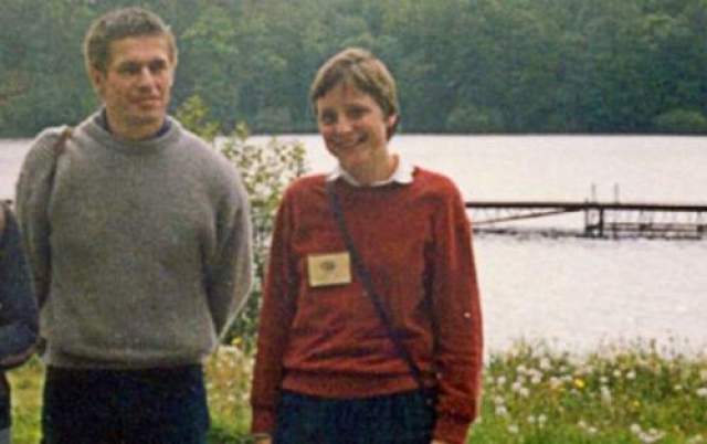 Свою настоящую вторую половину женщина встретила в 1984 году. Избранником немецкой "железной леди" стал химик Иоахим Зауэр. Официально свои отношения пара зарегистрировала в 1998-м. На фото: Меркель и Иоахим Зауэр