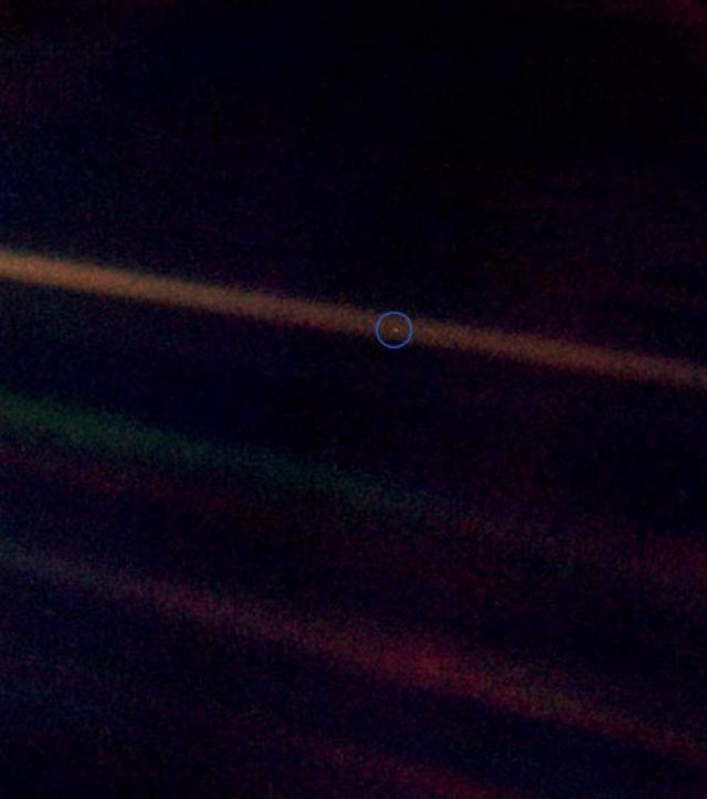 Космический аппарат «Вояджер-1» (Voyager 1) еще 14 февраля в 1990 году сделал знаковый снимок "Pale Blue Dot", который стал самым знаменитым изображением Земли из космоса. Вы можете себе представить бесчисленное количество кадров, которые захватил этот корабль на своем пути к межзвездному пространству. Это лишь немногие из тех снимков, что были получены от «Вояджер-1» за весь период исследований. Совсем недавно космический аппарат покинул пределы нашей Солнечной системы.