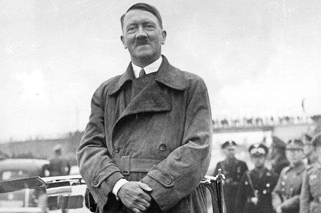 Также современники рассказывают, что Гитлер носил усы, потому что думал, что благодаря им его нос выглядит меньше.